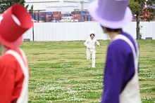 笑顔で駆け寄るタカシ（中央）。