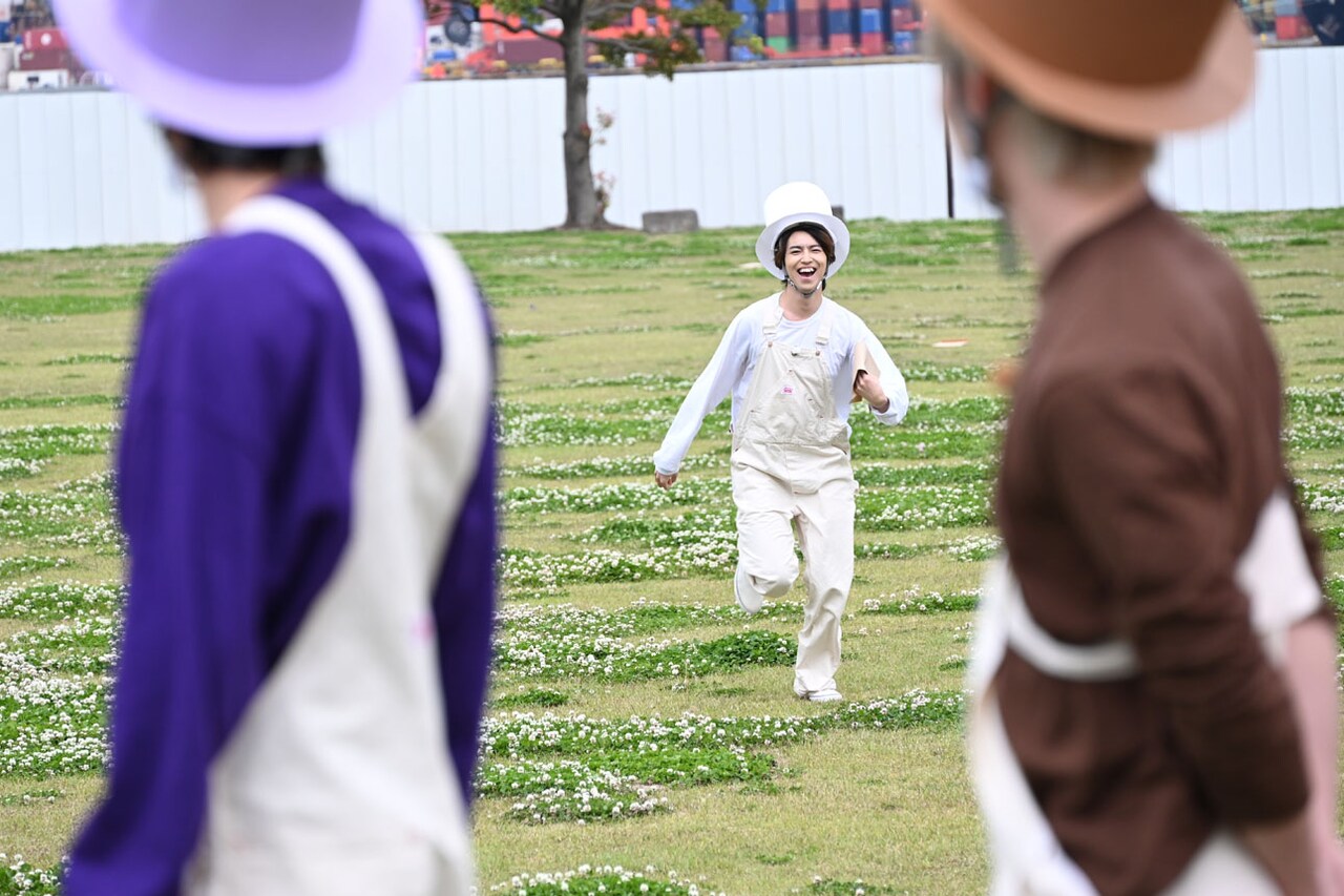 笑顔で駆け寄るタカシ（中央）。 - 超特急、お台場を猛ダッシュ！ボケ