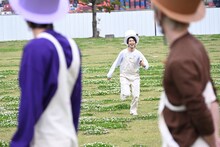 笑顔で駆け寄るタカシ（中央）。