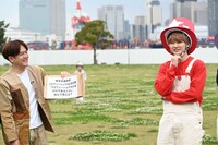 お題に挑戦するユーキ（右）。