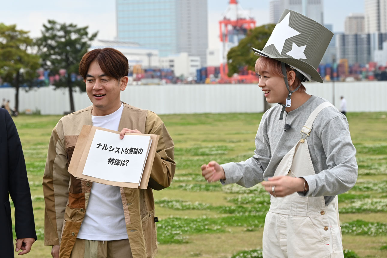 お題に挑戦するシューヤ（右）。
