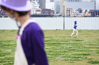 広場を駆けるカイ（右）。