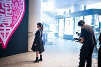 開演直前、カメラの前でスタンバイする真山りか。