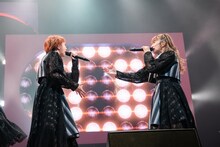 向かい合って歌う安本彩花（左）と星名美怜（右）。