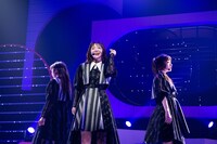 「きゅるん」を歌う中山莉子、桜井えま、桜木心菜（左から）。