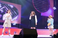 小学生の真山りか、中学生の星名美怜、園児の安本彩花（左から）。