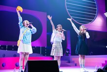 園児の安本彩花、小学生の真山りか、中学生の星名美怜（左から）。