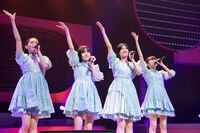 「I'm your MANAGER!!!」を歌う風見和香、仲村悠菜、小林歌穂、小久保柚乃（左から）。