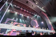 メッセージをつなぎ合わせた横断幕。