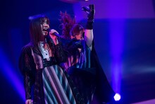 熱唱する仲村悠菜（左）の横で足を高く上げる真山りか（右）。