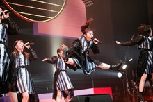 ジャンプする真山りか。