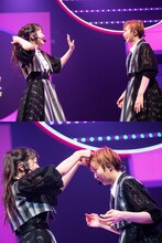 安本彩花（右）の乱れた前髪を整える桜木心菜（左）。