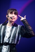 ガチガチに固めた前髪をアピールする小久保柚乃。