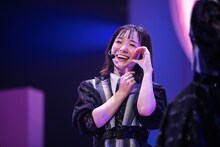 「？」ポーズを決める桜井えま。