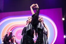 手でハートを作る星名美怜（左）と桜木心菜（右）。