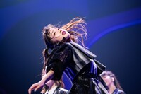 髪を振り乱してダンスする桜木心菜。