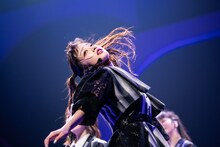 髪を振り乱してダンスする桜木心菜。