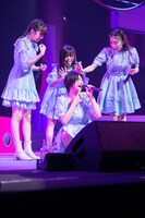 「I'm your MANAGER!!!」で小芝居する小久保柚乃、仲村悠菜、小林歌穂、風見和香（左から）。