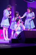 「I'm your MANAGER!!!」で小芝居する小久保柚乃、仲村悠菜、小林歌穂、風見和香（左から）。