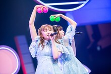ボールを投げる星名美怜（左）と小久保柚乃（右）。