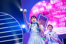 ボールを投げる中山莉子（左）と安本彩花（右）。