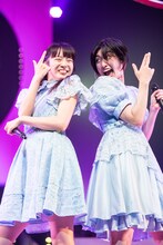 ポーズを決める中山莉子（左）と小林歌穂（右）。