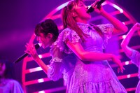 背中合わせで歌う小久保柚乃（左）と星名美怜（右）。