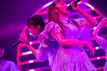 背中合わせで歌う小久保柚乃（左）と星名美怜（右）。