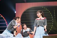 真山りか（左）に見つめられて固まる桜木心菜（右）。