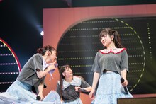 真山りか（左）に見つめられて固まる桜木心菜（右）。