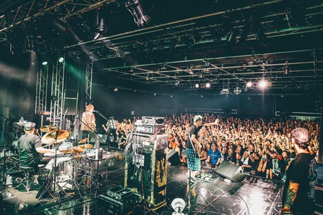 「more-AA-janaica TOUR ～もうええじゃないか、もう～」新宿BLAZE公演の様子。（撮影：西槇太一）