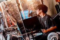 サポートメンバーの伊藤大地（Dr）。（撮影：ヨシモリユウナ）