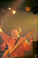 鳥飼悟志（B, Cho）（Photo by Ren Fujishige）