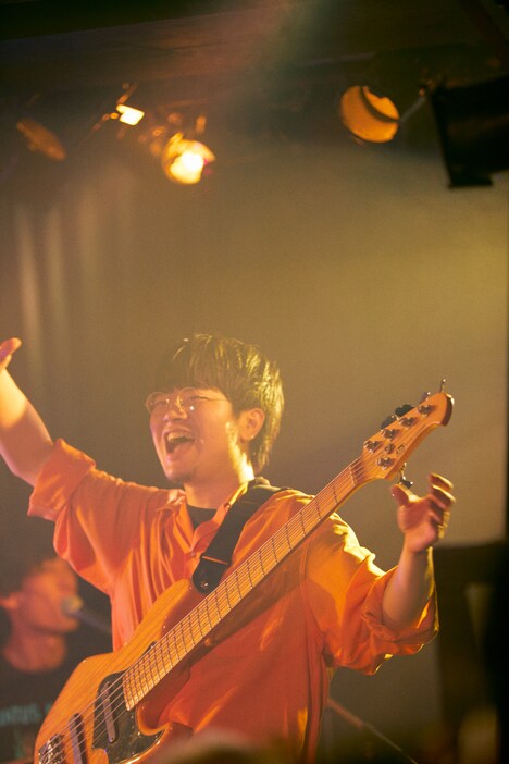 鳥飼悟志（B, Cho）（Photo by Ren Fujishige）