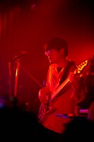 鳥飼悟志（B, Cho）（Photo by Ren Fujishige）