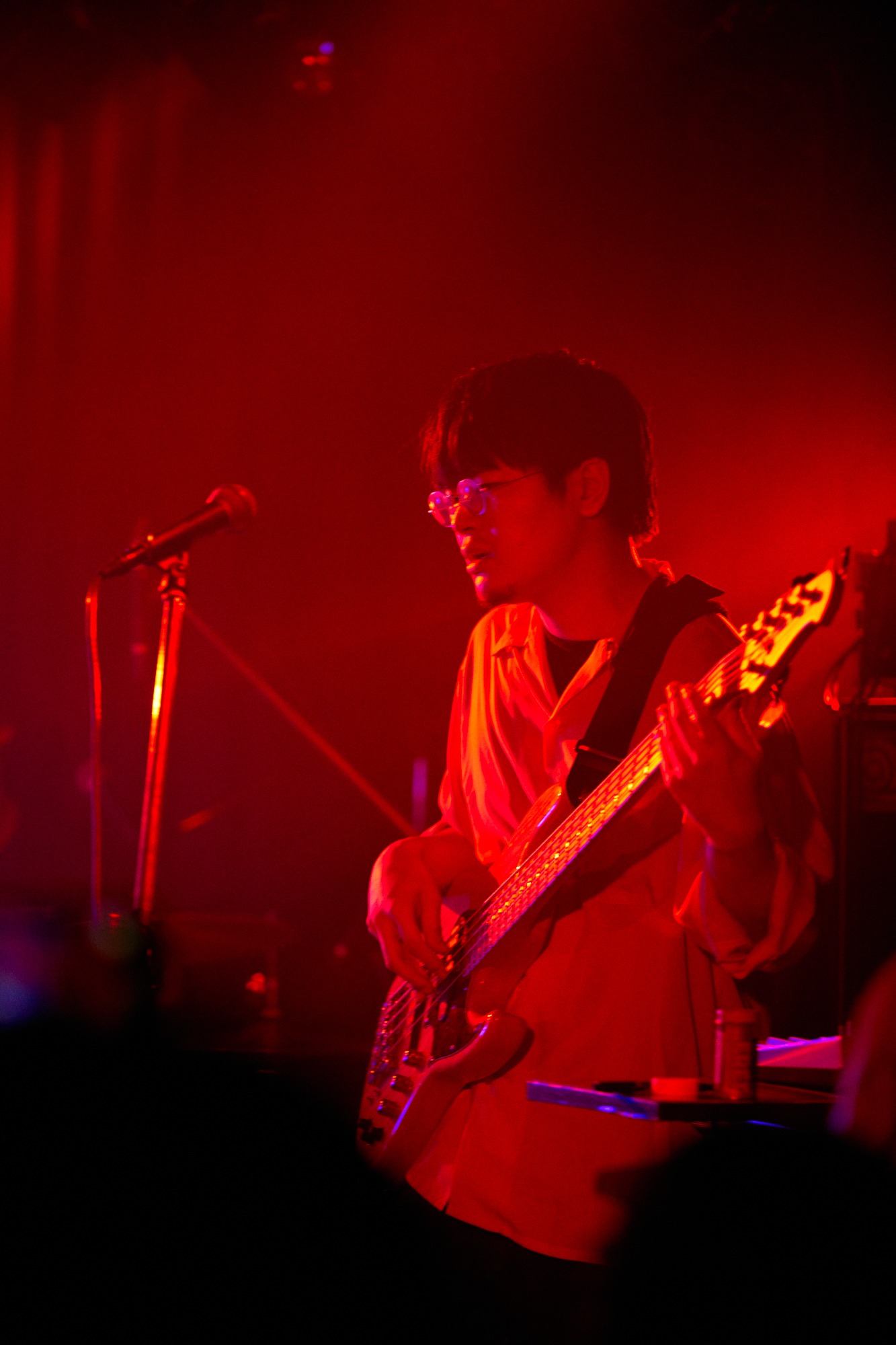 鳥飼悟志（B, Cho）（Photo by Ren Fujishige）