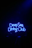 Deep Sea Diving Clubのネオン管のオブジェ。(Photo by Ren Fujishige)