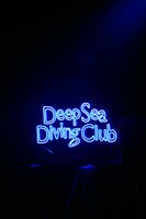 Deep Sea Diving Clubのネオン管のオブジェ。（Photo by Ren Fujishige）