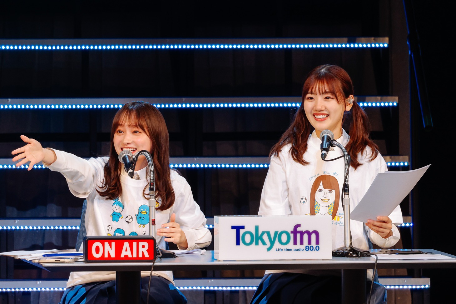 左から影山優佳、佐々木美玲。（撮影：上山陽介）