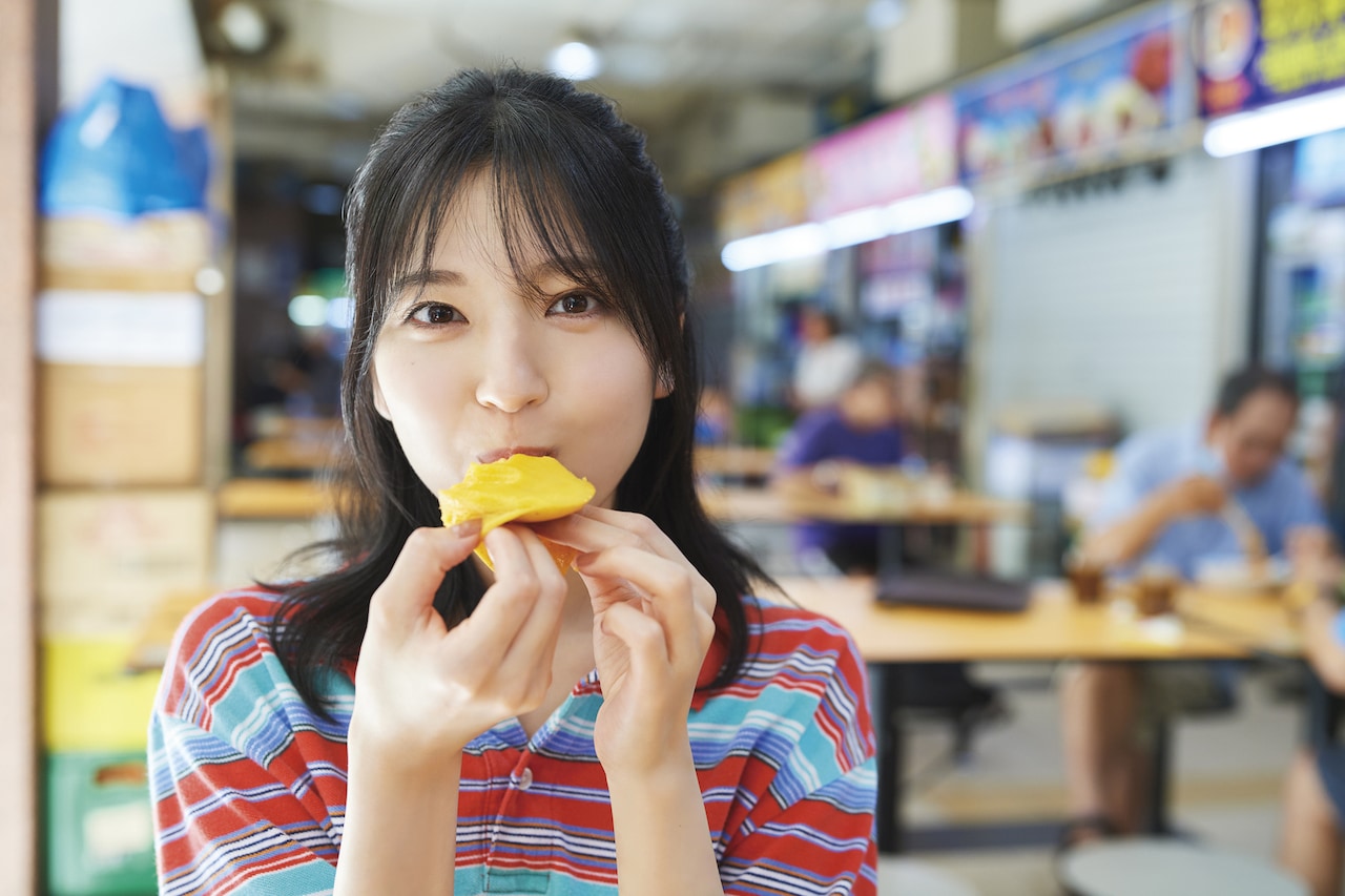 乃木坂46早川聖来、シンガポールでマンゴー味わう - 音楽ナタリー