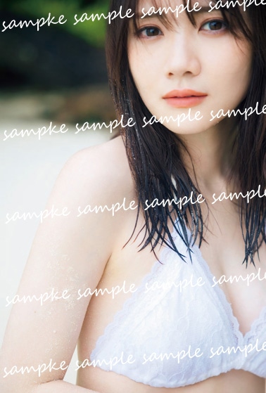 乃木坂46 田村真佑1st写真集「恋に落ちた瞬間」特典ポストカード（撮影：藤原宏［Pygmy Company］）