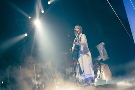 ReoNa、人の弱さも優しさもまっすぐに歌い上げた「HUMAN」ツアー閉幕