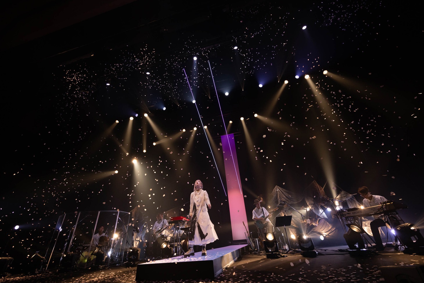 ReoNa「ReoNa ONE-MAN Concert Tour 2023 “HUMAN”」東京・LINE CUBE SHIBUYA（渋谷公会堂）公演の様子。（写真：平野タカシ）