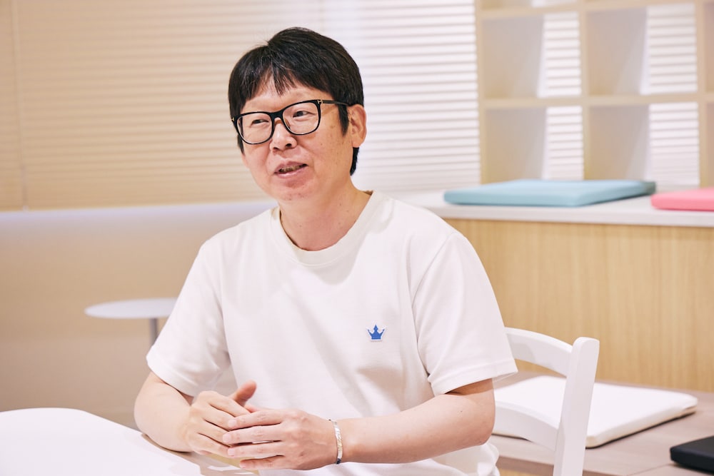 毎朝6時に目が覚め、社内の誰よりも早く出社するという崔信化社長。「NEWSmile」にぴったりな朝型だ。