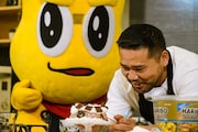 “超うめぇ「グミゼリーケーキ」”作りに挑戦するピーナッツくんと漢 a.k.a. GAMI。