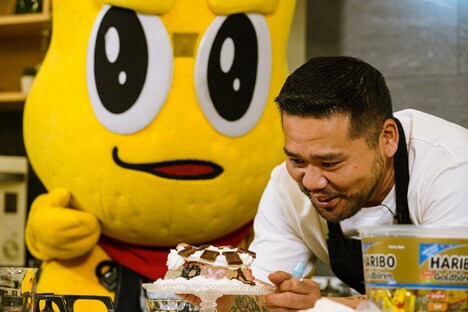 “超うめぇ「グミゼリーケーキ」”作りに挑戦するピーナッツくんと漢 a.k.a. GAMI。