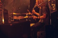 伊奈昌宏（Dr）（撮影：今井駿介）