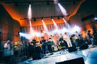 後藤正文（ASIAN KUNG-FU GENERATION）とROTH BART BARON。（Photo by Daiki Miura）