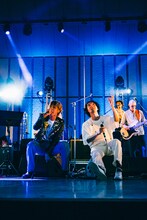 左から佐々木亮介（a flood of circle、THE KEBABS）、三船雅也。（Photo by Daiki Miura）