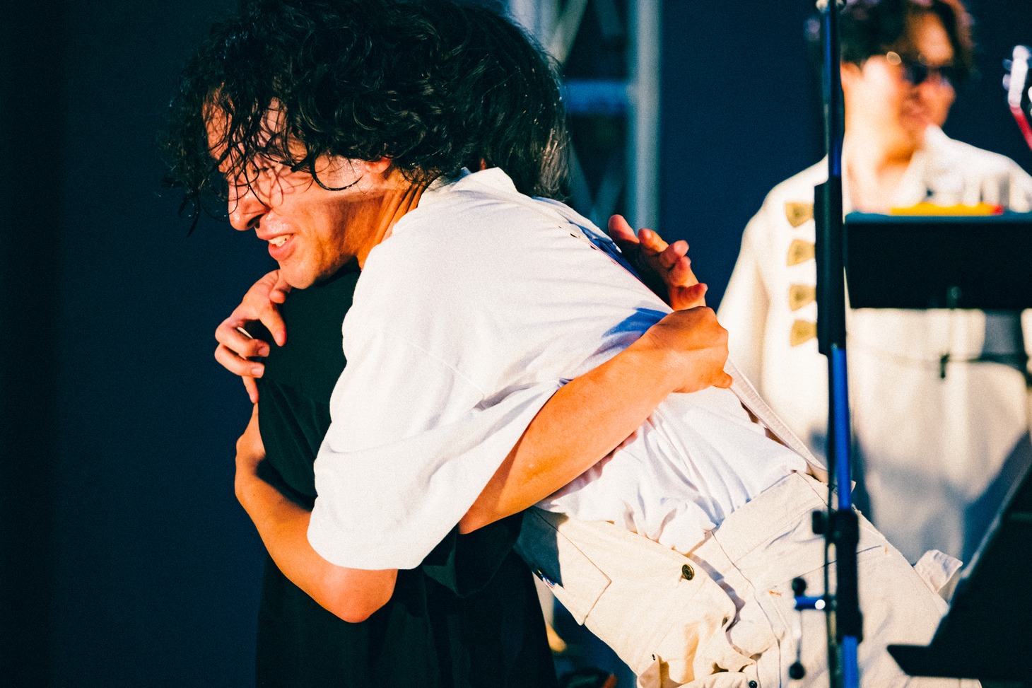 抱き合う後藤正文と三船雅也。（Photo by Daiki Miura）